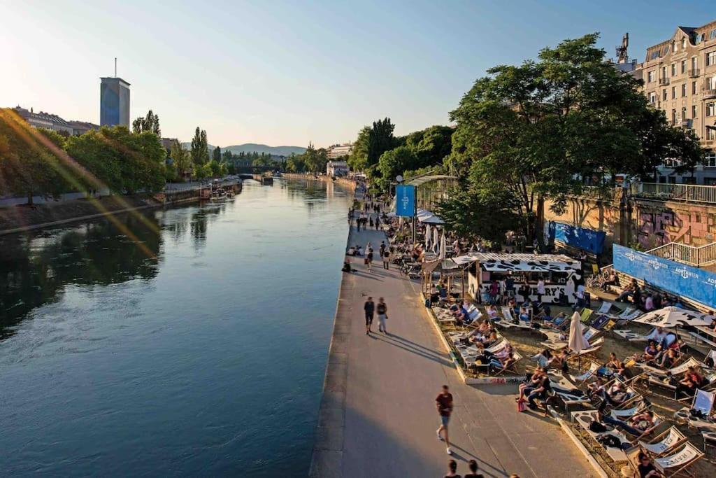 Smart Apt Mit Balkon Am Augarten Park Naehe Zentrum Vienna Luaran gambar